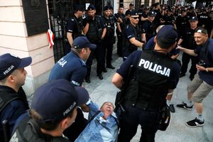 Warszawa. Policja wynosiła z pl. Krasińskich przeciwników Marszu Powstania Warszawskiego