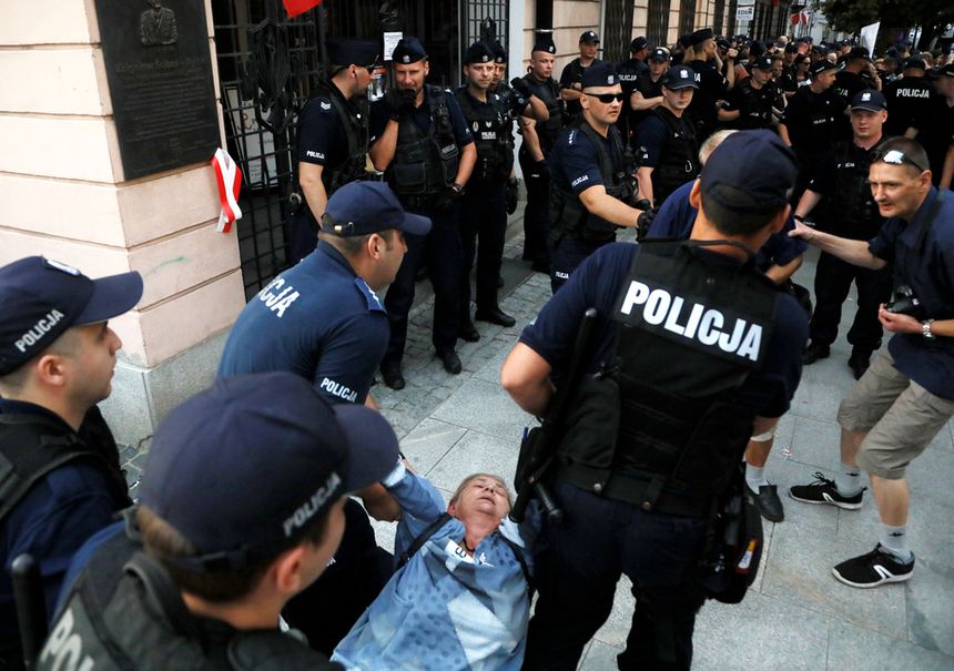 Warszawa. Policja wynosiła z pl. Krasińskich przeciwników Marszu Powstania Warszawskiego