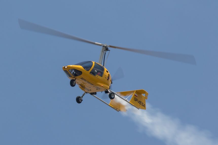 Mazury. Wiatrakowiec spadł na dom. Pilot był nietrzeźwy