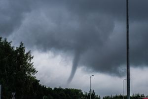 Gdzie jest burza? Uwaga na trąby powietrzne. Służby apelują [radar burz]