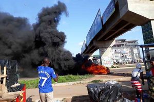 Ghana. Kłęby dymu nad autostradą. Protest przeciwko wypadkom|undefined