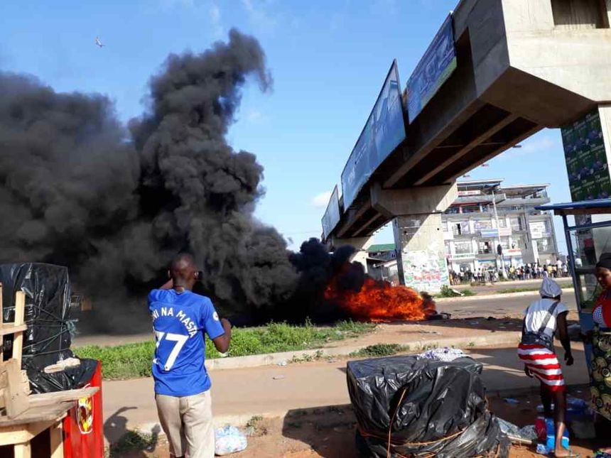 Ghana. Kłęby dymu nad autostradą. Protest przeciwko wypadkom|undefined