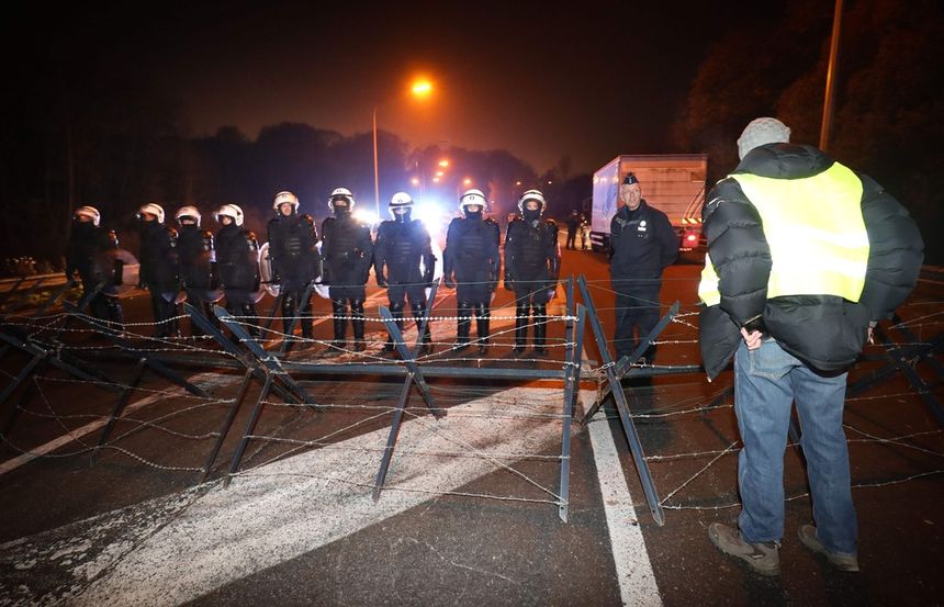 Belgia. Protest tzw. żółtych kamizelek przy stacjach benzynowych i głównych drogach|undefined