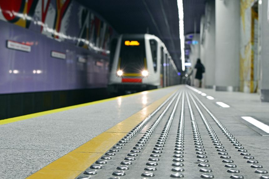 Warszawa. Gapowicz zepchnął na tory w metrze kontrolera biletów. Jest akt oskarżenia|undefined
