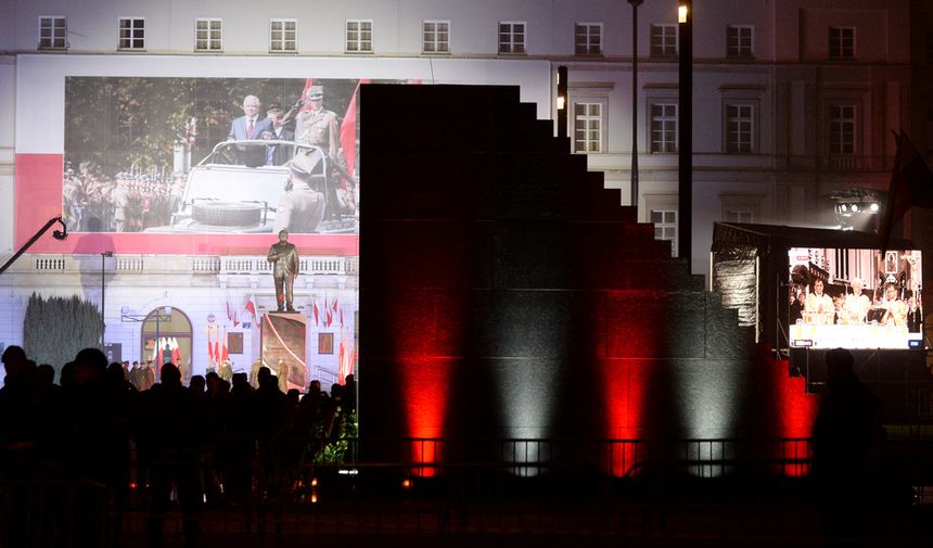 Warszawa. Jacek Sasin i Marek Suski proszą o datki na rozbudowę pomników smoleńskich|undefined