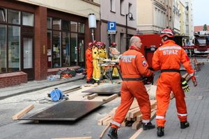 Wybuch w kamienicy w Kędzierzynie-Koźlu. Strażacy z psami tropiącymi przeszukują gruzowisko