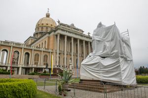Licheń. Po filmie Sekielskich usunięto pomnik Jana Pawła II z ks. Makulskim