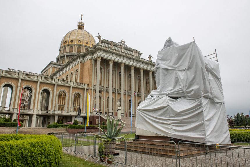 Licheń. Po filmie Sekielskich usunięto pomnik Jana Pawła II z ks. Makulskim