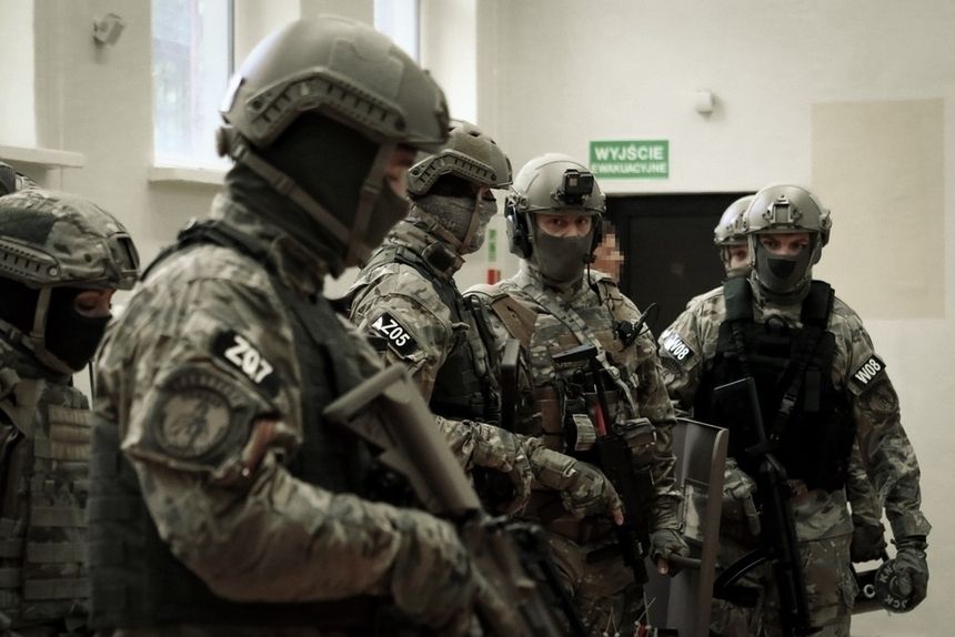 Pabianice. Strzały i antyterroryści w szkole. Nauczyciele przerażeni