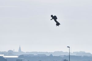 Franky Zapata przeleciał na flyboardzie nad La Manche
