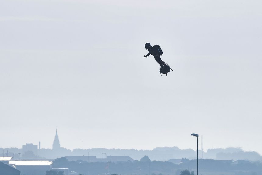 Franky Zapata przeleciał na flyboardzie nad La Manche