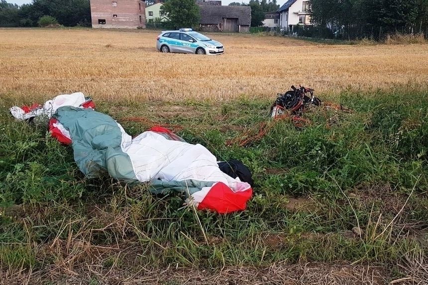 Motoparalotniarz spadł na pole w Skidziniu  k. Brzeszcz