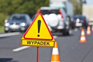 Wypadek na dw 801 pod Warszawą. Mazda czołowo zderzyła się z ciężarówką