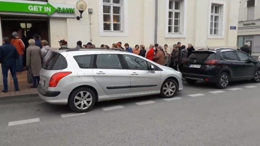 Afera KNF. Długie kolejki przed placówkami Getin Banku|undefined