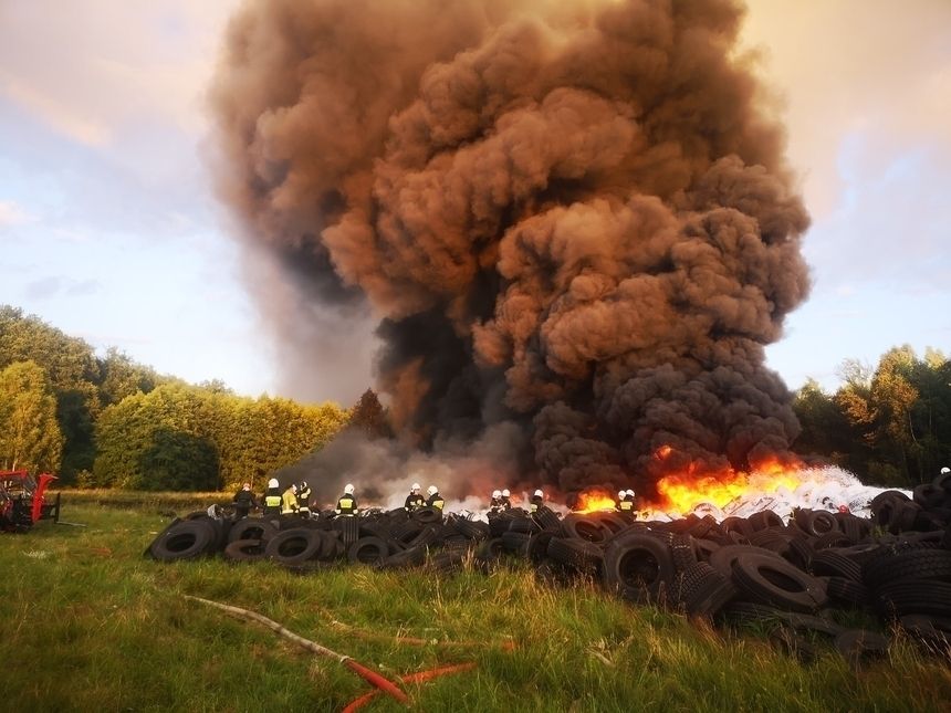 Pożar w Wojcieszycach. Płonęła wielka hałda opon