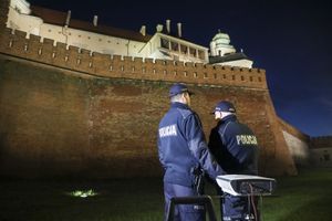 Kraków. "Tylko nie mów nikomu" na Wawelu. Policjanci zasłonili rzutnik