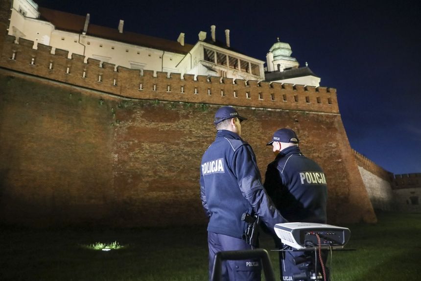 Kraków. "Tylko nie mów nikomu" na Wawelu. Policjanci zasłonili rzutnik