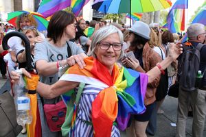 Warszawa solidarna z Białymstokiem. Tak wspierali LGBT na placu Defilad [ZDJĘCIA]