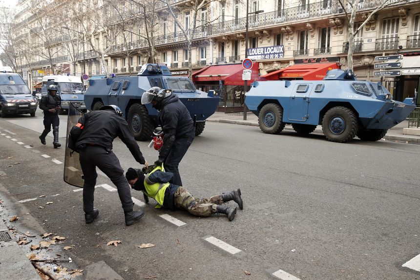 Francja. Protest "żółtych kamizelek" w Paryżu. Policja użyła gazu łzawiącego|undefined
