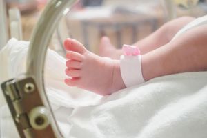 Koszalin. Niemowlę z Darłowa z podejrzeniem pobicia w bardzo ciężkim stanie