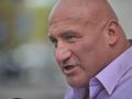 Marcin Najman o wyraźnym wyrazie twarzy, ubrany w fioletową koszulę.