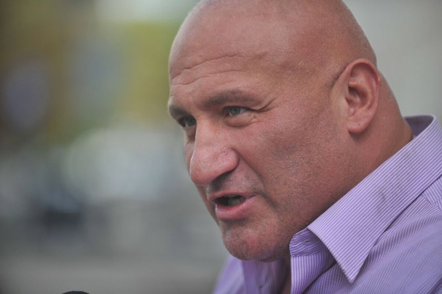 Marcin Najman o wyraźnym wyrazie twarzy, ubrany w fioletową koszulę.