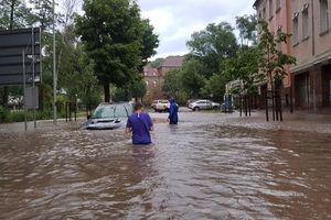 Gorzów Wielkopolski. Paraliż po ulewie. Na rondach tworzyły się baseny