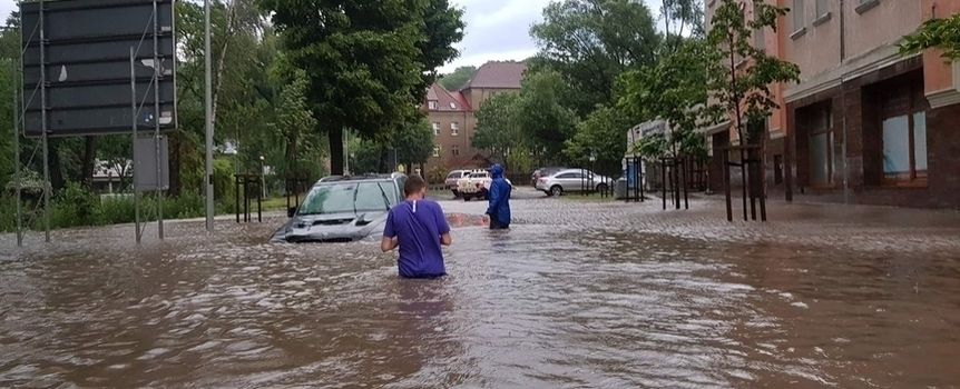 Gorzów Wielkopolski. Paraliż po ulewie. Na rondach tworzyły się baseny