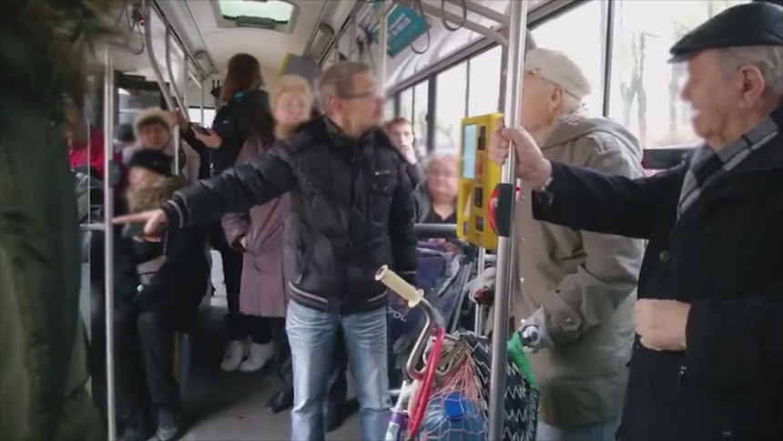 Warszawa. Starszy mężczyzna z rowerem wyrzucony z autobusu|undefined