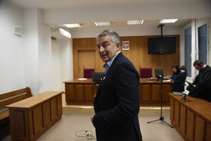 Władysław Frasyniuk winny naruszenia nietykalności policjantów. Kary nie będzie