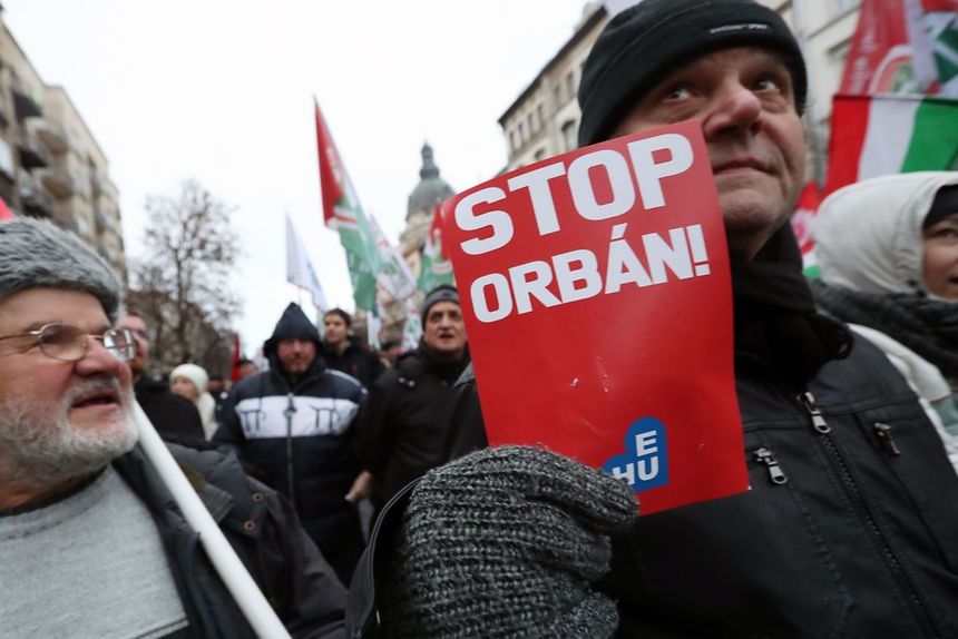 Węgry. Protesty przeciwko tzw. ustawie niewolniczej w Budapeszcie i mniejszych miastach|undefined