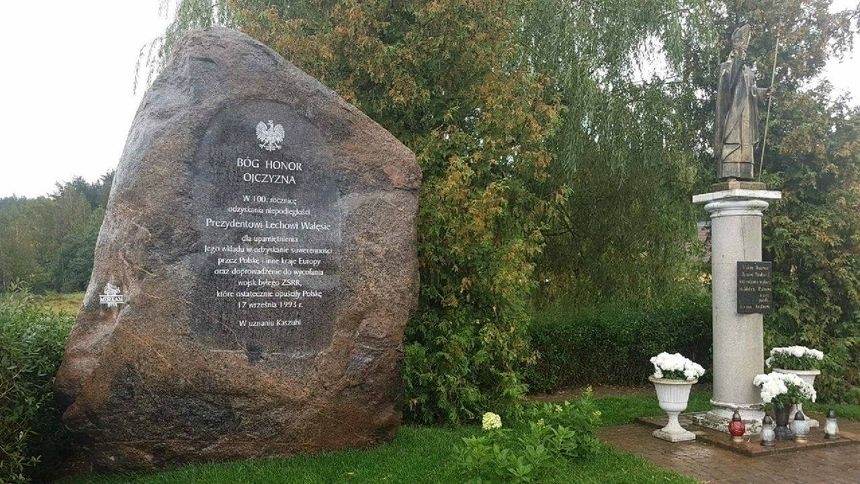 Pomorze. Kaszubi postawili głaz ku czci Lecha Wałęsy|undefined