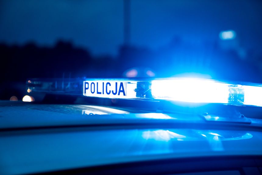 Żyrardów. Auto uderzyło w drzewo obok cmentarza, są zabici|undefined