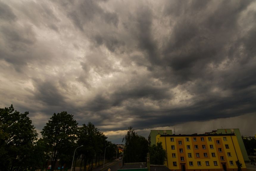Burze i grad w całej Polsce. RCB: ostrzeżenia dla ośmiu województw|undefined