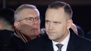 Szef BBN Sławomir Cenckiewicz (z lewej),  prezydent Karol Nawrocki