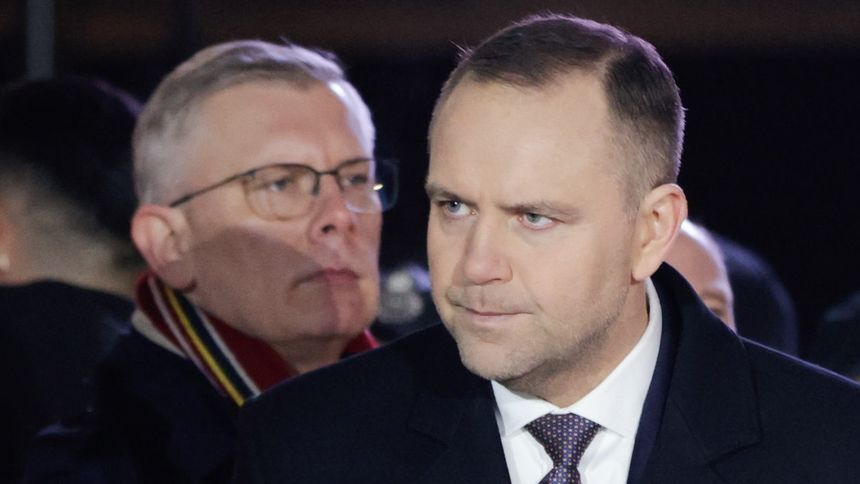 Szef BBN Sławomir Cenckiewicz (z lewej),  prezydent Karol Nawrocki