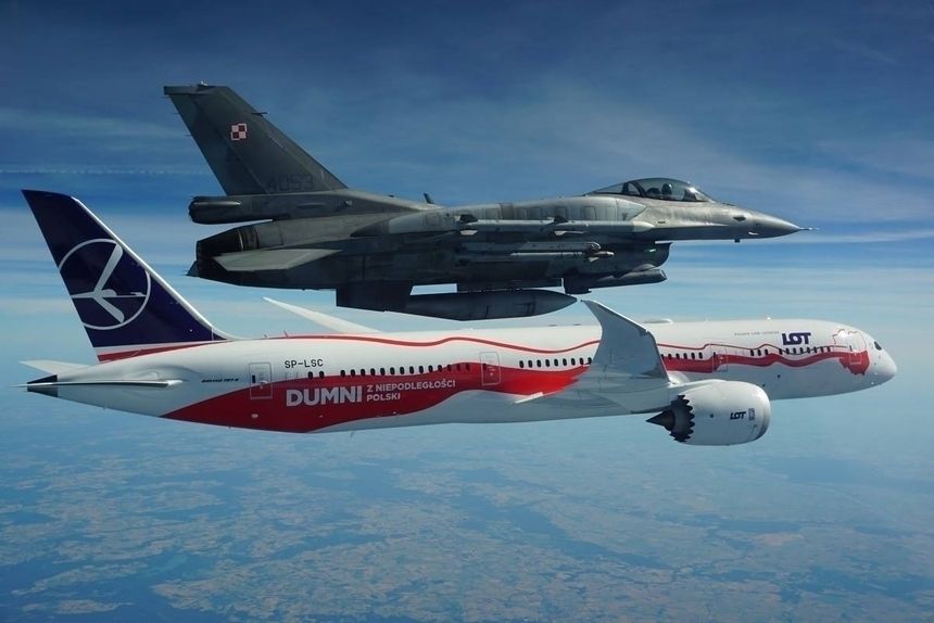 F-16 eskortowały biało-czerwonego Dreamlinera|undefined