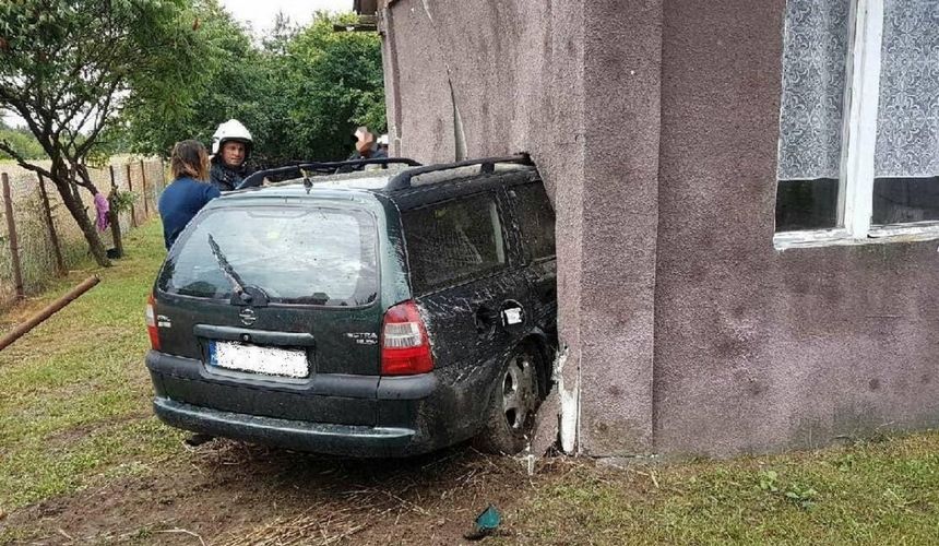 samochód wjechał w budynek, wypadek|undefined