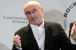 Phil Collins podczas gali wprowadzenia do Rock And Roll Hall Of Fame w 2010 roku