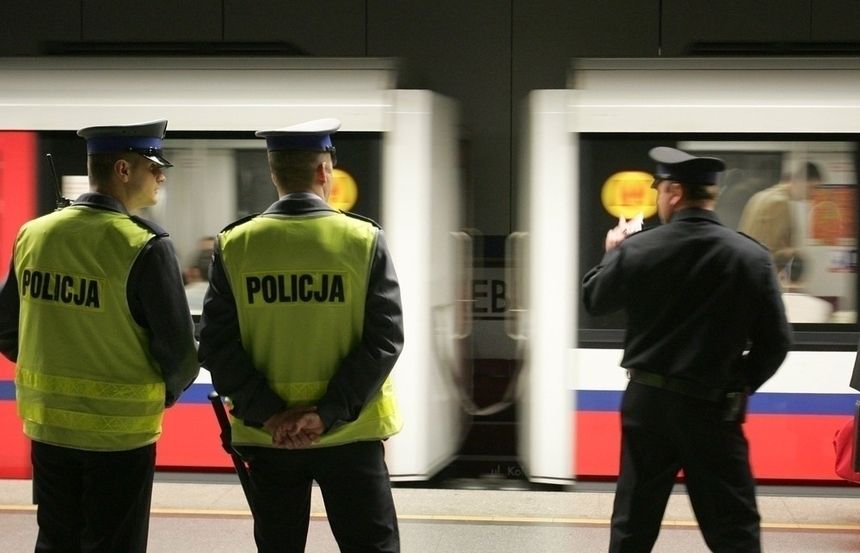 Warszawa. Bójka w metrze z użyciem noża|undefined