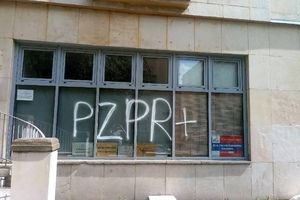 Warszawa. Kolejna dewastacja siedziby biur poselskich|undefined