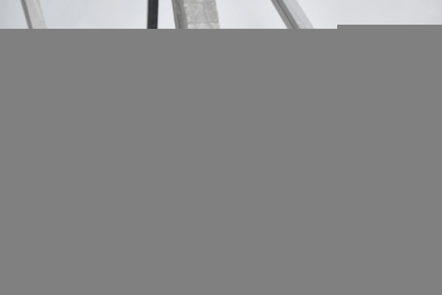 Włochy. Ratownicy przeszukują gruzowisko po zwaleniu się mostu|undefined