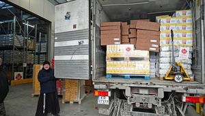  Zaladunek pomocy dla Kijowa przygotowanej przez Caritas Polska. Briefing kardynala Grzegorza Rysia i konsula Ukrainy Wiaczeslawa Wojnarowskiego