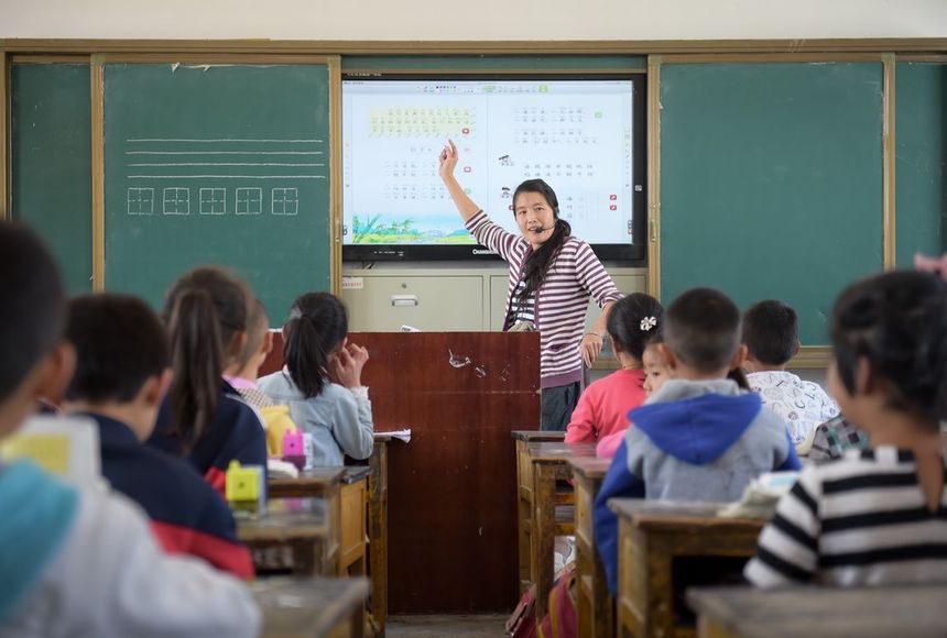 Chiny. Przez niski wzrost studenkta nie może uczyć w szkole|undefined