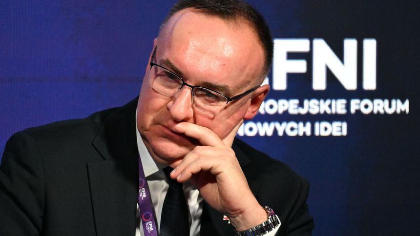 Zamyślony europoseł Michał Kobosko