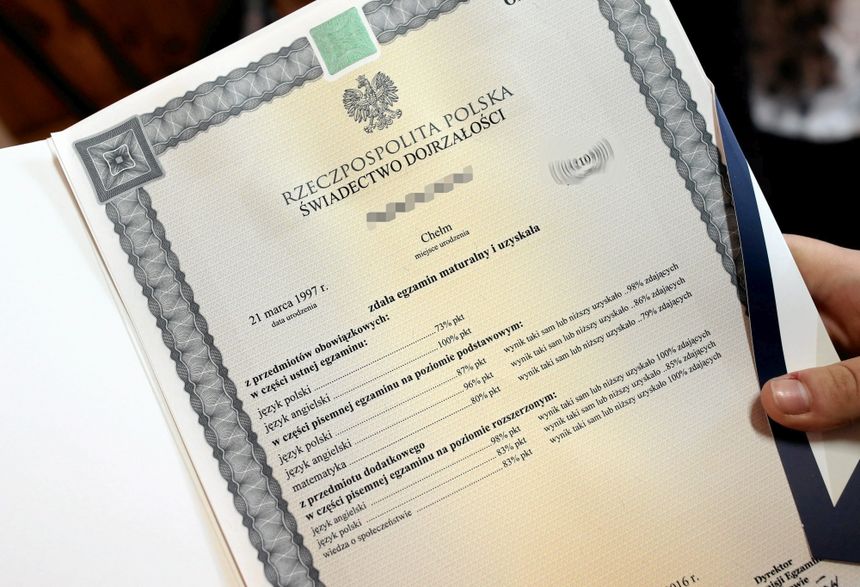 Dawaj 5 zł albo nie dostaniesz świadectwa. Tak szkoły domagają się wpłat na komitet rodzicielski|undefined