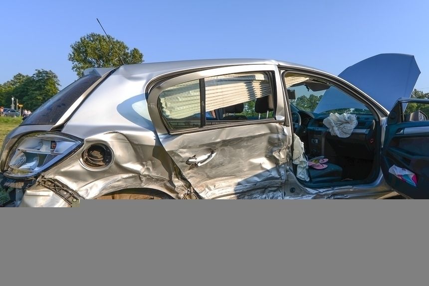 Auto dachowało z pięcioma pasażerami w środku|undefined