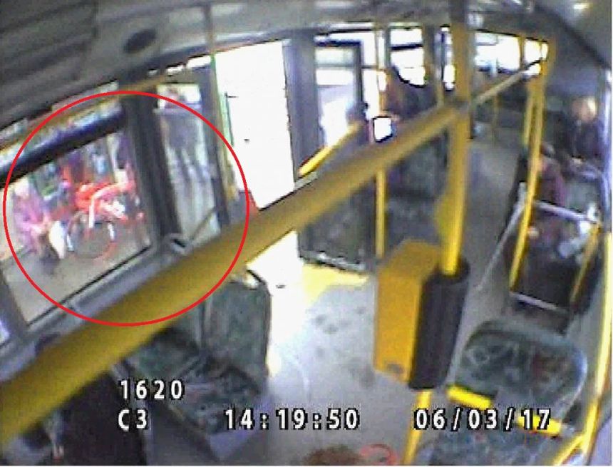Rowerzysta staranował 83-latkę wysiadającą z autobusu. Policja szuka świadków|undefined