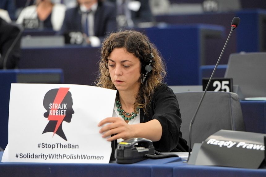 Parlament Europejski, plakat Strajku Kobiet, Tania González Peñas |undefined