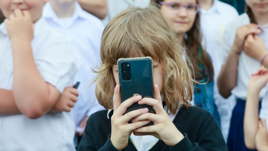 Ekspertka ostrzega przed wczesnym dawaniem dzieciom smartfonów